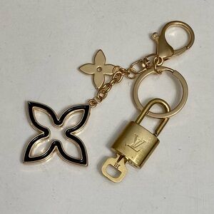LOUIS VUITTON LOCK AND KEY 🔐 ON GOLD TONE KEYCHAIN #13-311